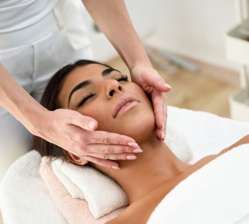 woman-receiving-head-massage-in-spa-wellness-J9S8GXE.jpg