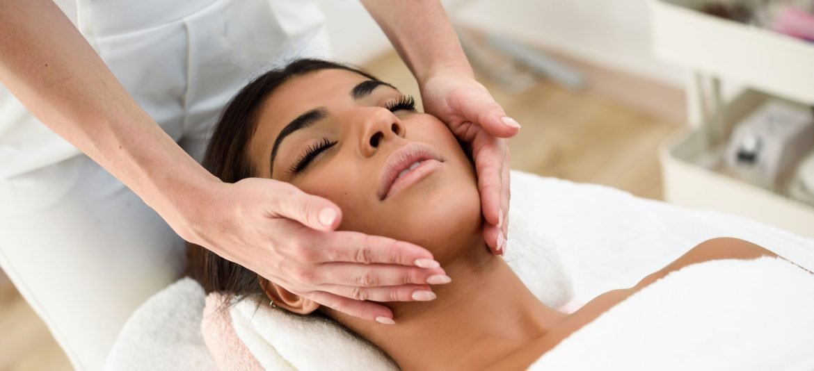 woman-receiving-head-massage-in-spa-wellness-J9S8GXE.jpg